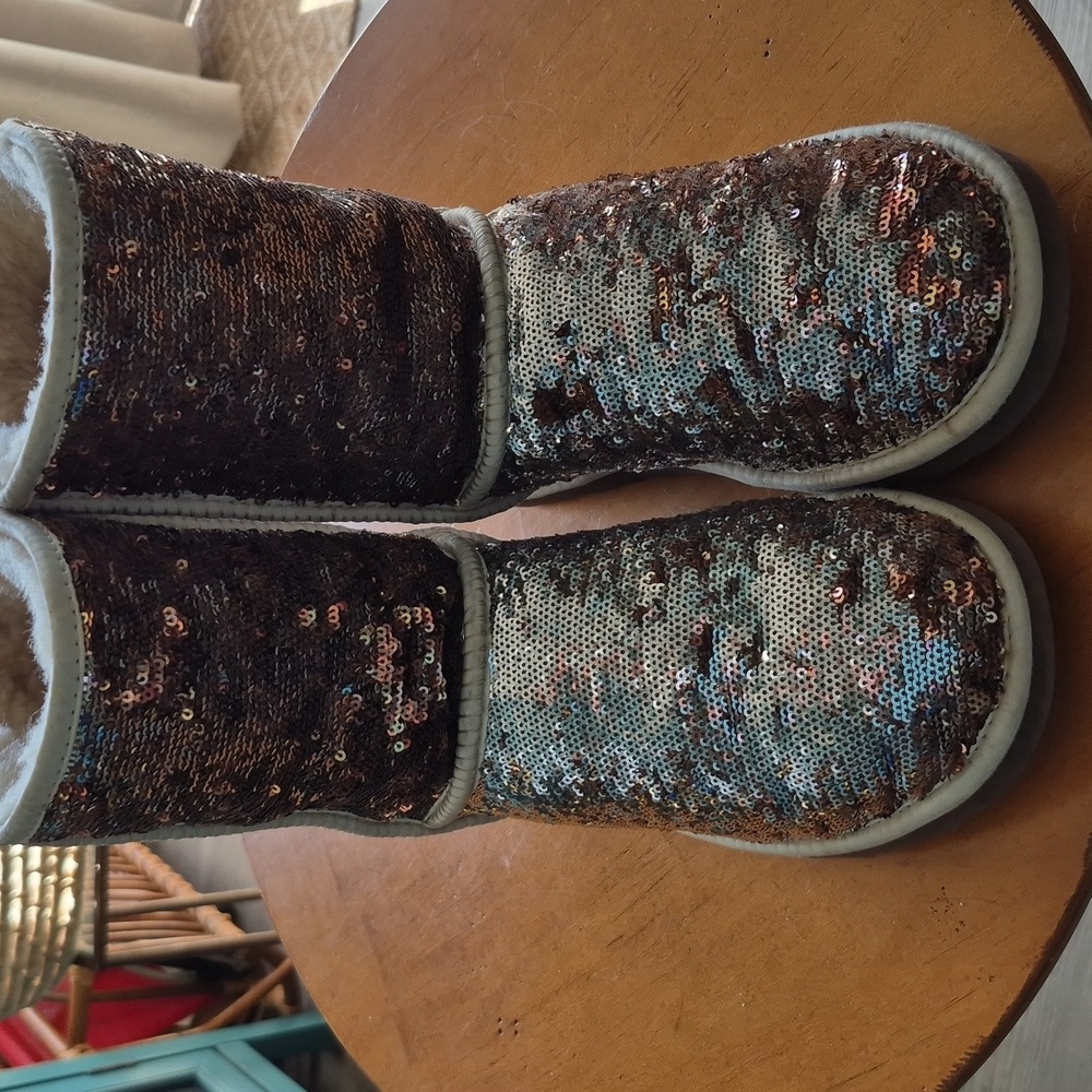 UGG Flip Sequin Sparkle Boots with Sherpa Lining. Sz 8
